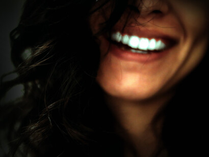 Mujer con un gesto de alegría. La sonrisa como símbolo de felicidad