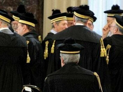 Ogni organo giudicante, dal giudice di pace a quello monocratico, agli organi collegiali di primo e secondo grado, nel momento in cui giudicano non hanno altro superiore gerarchico se non la Costituzione e la legge