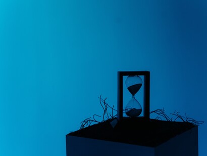 Tempo. «Il tempo correva, il suo battito silenzioso scandisce sempre più precipitoso la vita, non ci si può fermare neanche un attimo, neppure per un’occhiata indietro»