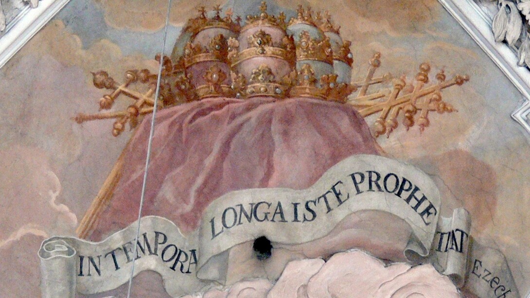 Emblema de San Malaquías con una cita del libro de Ezequiel: “IN TEMPORA LONGA ISTE PROPHETA” [Este profeta para la eternidad]. Metten (Baja Baviera). Iglesia de la abadía: fresco (1722/24) de Wolfgang Andreas Heindl