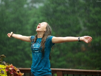 Una chica baila bajo la lluvia