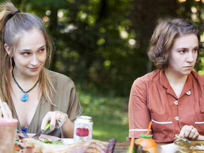 En Girls, la vestimenta se convierte en un medio para comunicar estilo, personalidad y relación con el entorno, más allá de las tendencias