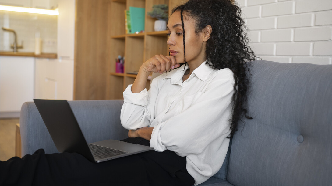 Recentemente, a revista Harvard Business Review, vinculada à renomada escola de pós-graduação em administração da Universidade de Harvard, divulgou um estudo que aponta o aconselhamento terapêutico como o principal motivo pelo qual as pessoas recorreram às ferramentas de inteligência artificial neste ano, juntamente com a busca por companhia. Além disso, outros três objetivos pessoais figuram entre os dez mais relevantes: organizar a vida pessoal, encontrar um propósito e adotar um estilo de vida mais saudável