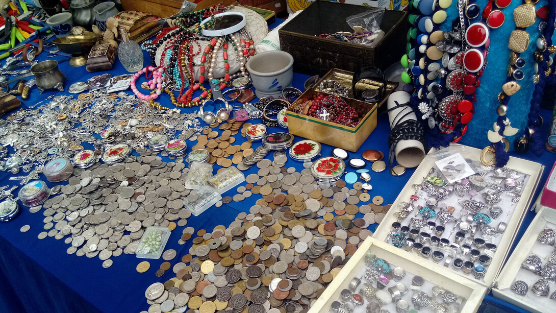 Monedas a la venta en el mercado libre del Día del Rey, Groninga, Holanda