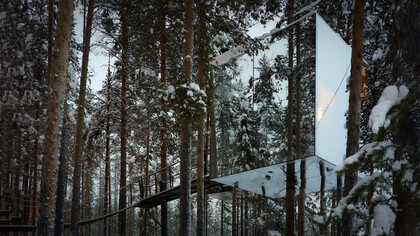 La habitación Mirrorcube (Cubo de espejo) del Treehotel ubicado en Harads (Suecia), es un cubo de espejo en el que se refleja tanto el cielo como todo el bosque, este último se aprecia en una visión 360 gracias a sus ventanas