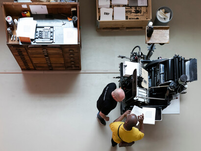 Black Madonna Press with King and Believers, 
Theaster Gates, 2012/2018, Heidelberg Printing Press, neon installation, photography, metal, glass and dust. Foto: Julian Salinas
