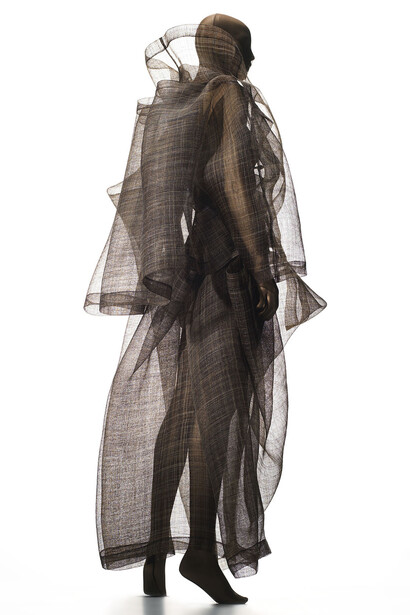 Issey Miyake, "Horsehair, Autumn/Winter 1990", 1990, Photo: Hiroshi Iwasaki 