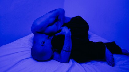 Um homem com problema de saúde mental deitado na cama