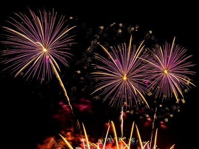
Oggi, il Capodanno è festeggiato in tutto il mondo con fuochi d'artificio, brindisi e momenti di riflessione sul passato e il futuro, segnando l'inizio di un nuovo ciclo di speranza e progetti