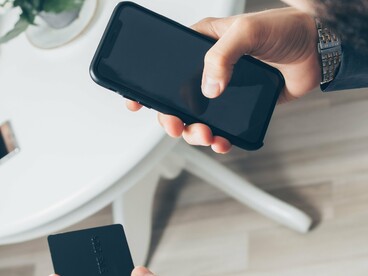 Um homem realiza uma operação financeira pelo smartphone, gesto que já integra a rotina cotidiana de milhões de pessoas. À medida que o dinheiro migra para as telas, a própria relação com a privacidade também se transforma