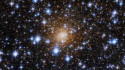 Cúmulo globular Liller 1 que muestra estrellas de distintos colores. La ciencia del color, la física de la luz y la percepción humana se entrelazan para explicar un misterio aparentemente simple del cielo
