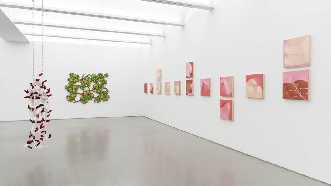 Gabriel Rico, A finger pointing to the moon, exhibition view. Courtesy of Perrotin Gallery