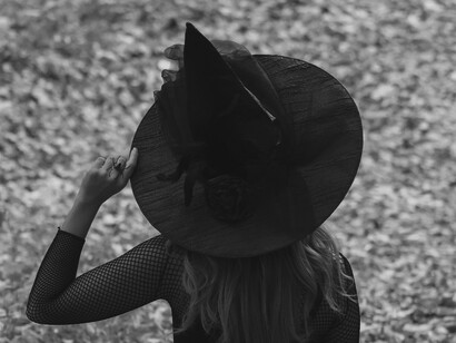 Tampoco se puede silbar de noche en el teatro aunque la obra lo exija, nada de claveles, nunca decir la palabra víbora, se deben evitar atuendos con lunares, nunca debe de haber dos vestidos iguales y no se debe desear buena suerte