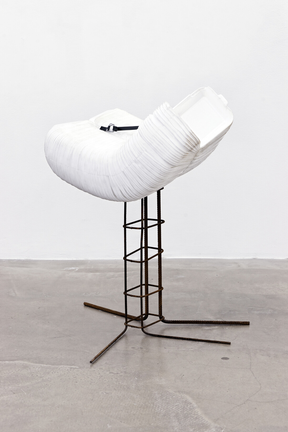 Anita Molinero, Sans titre (boîtes MacDonald blanches), 2012, Boîtes McDonald, fer à béton, 75 x 60 x 38 cm, Pièce unique, Certificat d'authenticité, Photo © Aurélien Môle