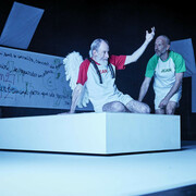 Conversation entre jean ordinaires. Avec l'aimable autorisation du Théâtre Le Quai