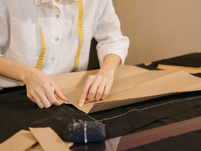 Mulher costurando. Embora a moda sustentável tenha um custo mais elevado, esse preço reflete a qualidade, o impacto positivo no meio ambiente e a ética envolvida em sua produção