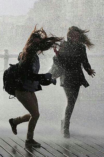 Amigas brincando na chuva