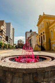 Bento não é apenas a capital brasileira do vinho é um lugar onde o tempo parece andar devagar, onde as pessoas ainda se cumprimentam na rua e onde o trabalho nas vinícolas faz parte da rotina de muitas famílias há gerações. É uma cidade que carrega o sotaque italiano em cada esquina e o orgulho de quem aprendeu com os antepassados a transformar uvas em histórias