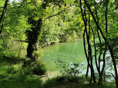 Lago sulla tenuta di Villa Fassia, Umbria, Italia