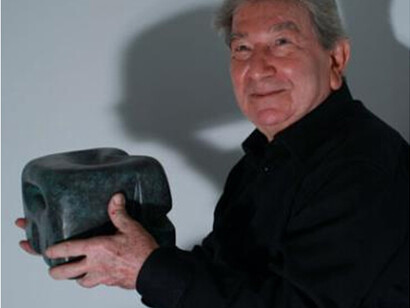 Harry Abend. El artista mostrando una de sus obras