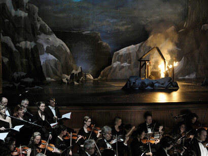 Ragnar Kjartansson and Kjartan Sveinsson , The Explosive Sonics of Divinity / Der Klang der Offenbarung des Göttlichen, 2014. Volksbühne Berlin. Photography by Thomas Aurin Courtesy of the artist & Luhring Augustine (New York); i8 Gallery (Reykjavik)