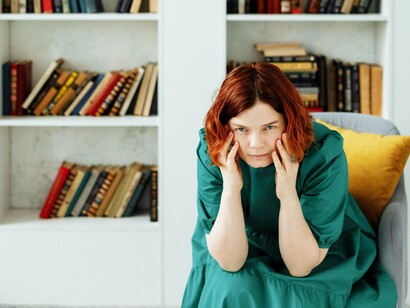 Mulher reflete sobre sua leitura. O texto deixa ver os arroubos românticos: se Ricardina fosse vítima da morte seria por razões do coração, morte de amor e não de enfermidade física. É essa imagem perfeita da mulher amada – bela e formosa – que Bernardo parece querer fixar quando pinta seu retrato, tal como a conheceu