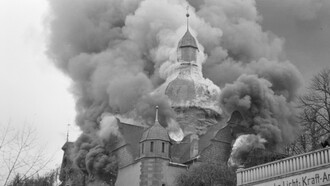 La noche de los cristales rotos (en alemán «Kristallnacht») fue una serie de ataques combinados contra los judíos en la Alemania nazi, y Austria también, durante la noche del 9 al 10 de noviembre de 1938