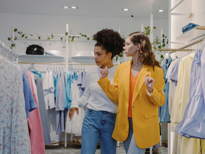 Dos amigas de compras en un local de moda