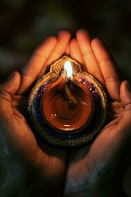 Eu aspiro com todo meu ser reverenciar a vida e seus Reinos da Natureza, de toda vida na vida, eu sou feliz com a presença da Reverência, mas está me parecendo cada vez mais impossível viver assim como vivem os seres humanos agora dona Alma, onde a reverência está toda voltada ao poder do capital! 