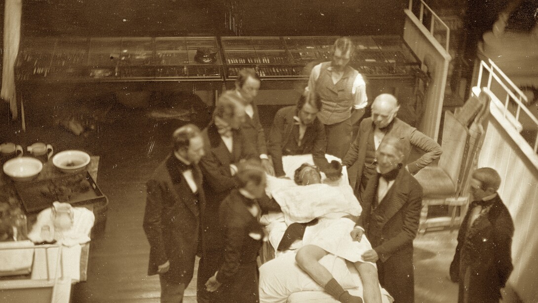 Recreación de la primera demostración pública de anestesia general por William T. G. Morton el 16 de octubre de 1846 en el Hospital General de Massachusetts, Boston. Los cirujanos John Collins Warren y Henry Jacob Bigelow están incluidos en este daguerrotipo de Southworth & Hawes