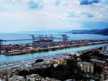 Montale nel 1975 ricevette il Premio Nobel per la Letteratura. La sua prima raccolta, "Ossi di seppia", esprime un senso di aridità esistenziale e di crisi dell’uomo moderno. Panorama della città di Genova, Italia