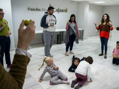 Pessoas em vivência de musicoterapia. A música tem o poder de nos transportar para momentos significativos de nossas vidas, evocando memórias e sentimentos que podem ser tanto reconfortantes quanto desafiadores