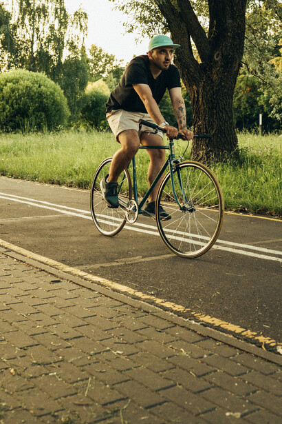 Ciclista utiliza ciclovia no Parque Ibirapuera em São Paulo, Brasil