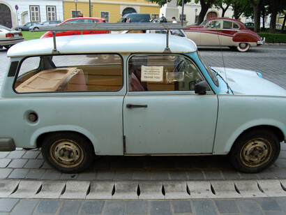 Vista laterale, sul finestrino il cartello con cui il proprietario chiede un contributo per la sua manutenzione - Foto di William Molducci