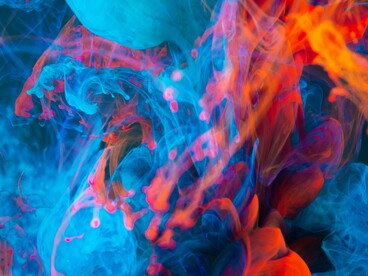Anche senza vedere i colori, una persona cieca costruisce nella mente concetti profondi come il rosso o il giallo: apprende il loro significato e le relazioni tra essi attraverso il linguaggio e la spiegazione