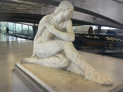 Eva, de Victor Brecheret. Em maio, 1920, atualidade equivale contestar um concurso que atraíra apenas acadêmicos. Silva Brito rastreia, na imprensa paulistana de 1920 e 1921, matérias sobre a luta modernista. Focalizam a campanha para erigir, paralelamente, com apoio público e recursos financeiros da burguesia esclarecida, o projeto moderno de Victor Brecheret