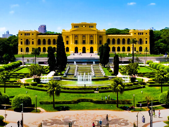 O Museu do Ipiranga nasceu como guardião da história, um lugar onde o passado se materializa em pinturas, documentos e objetos que narram a trajetória de um povo. Visitar o museu é como atravessar um portal do tempo. Cada sala, cada vitrine, cada quadro nos transporta para épocas distintas: o Brasil colonial, o Império, a República nascente. O visitante não apenas observa, mas participa de uma jornada que conecta gerações