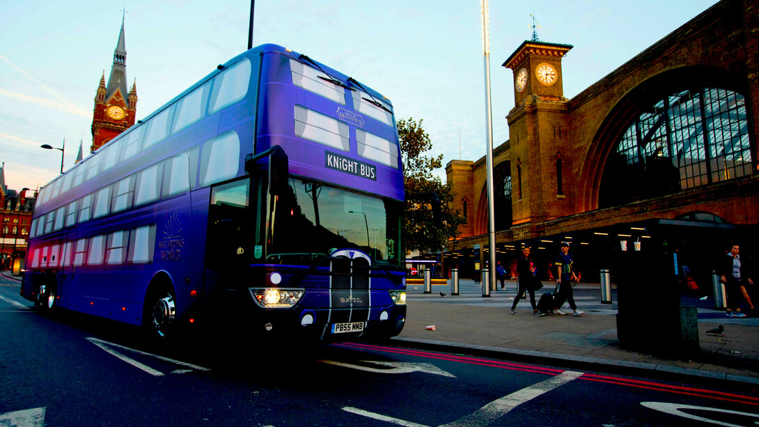 El «Knight Bus» en su misión más solidaria