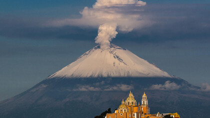 La iglesia de Nuestra Señora de los Remedios, con el volcán al fondo