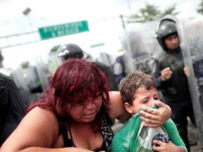 Una mujer y un niño cuando la caravana entró en la frontera con México