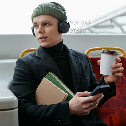 Enfrentar os desafios da vida universitária longe de casa pode ser transformador e crucial para o crescimento pessoal e profissional