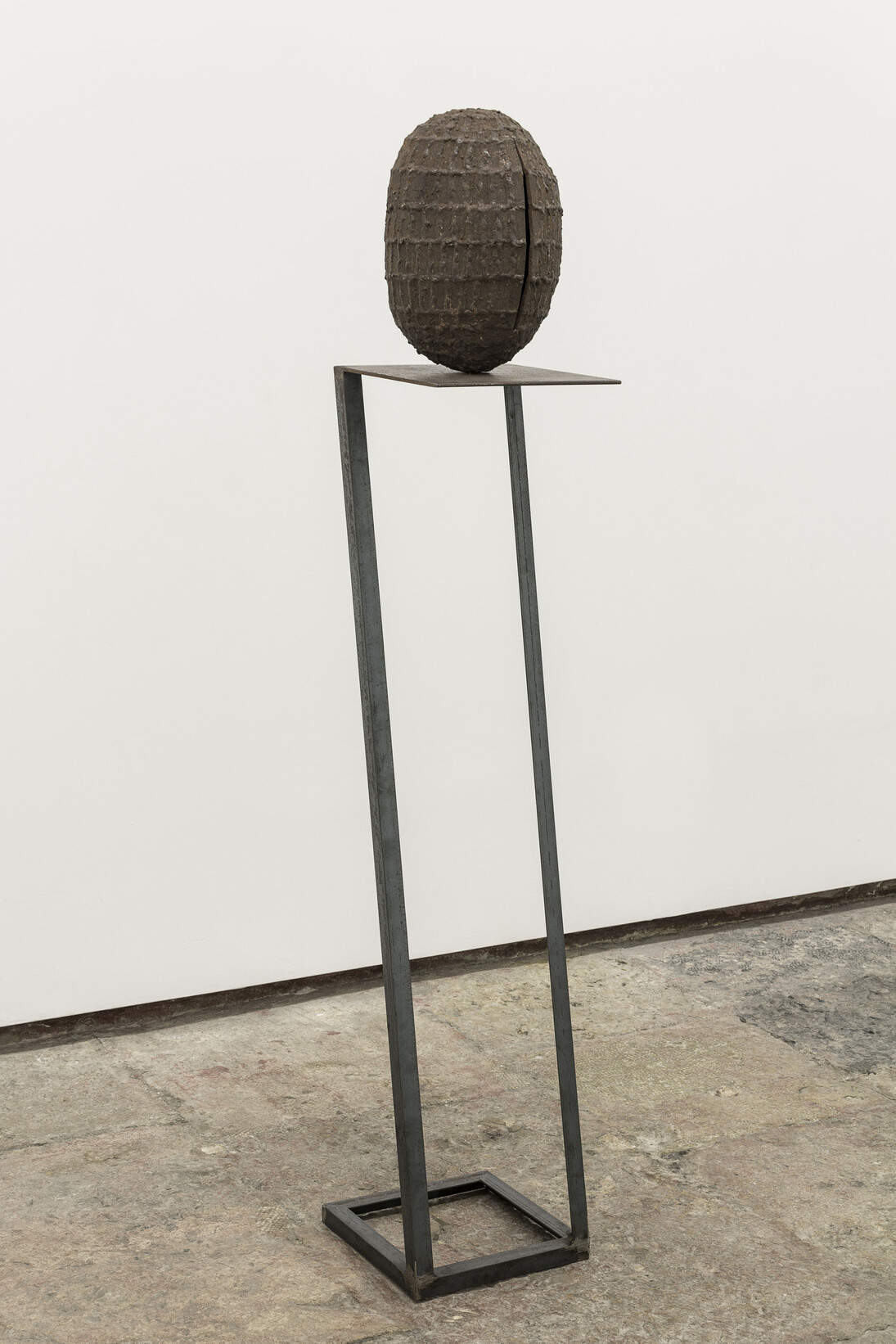 Exhibition view (detail, Untitled, 2015, iron, 142 x 25 x 25 cm ), I´m a mineralist, André Trindade, Photo: João Ferro Martins. Image courtesy of the artist and 3+1 Arte Contemporânea, Lisboa.