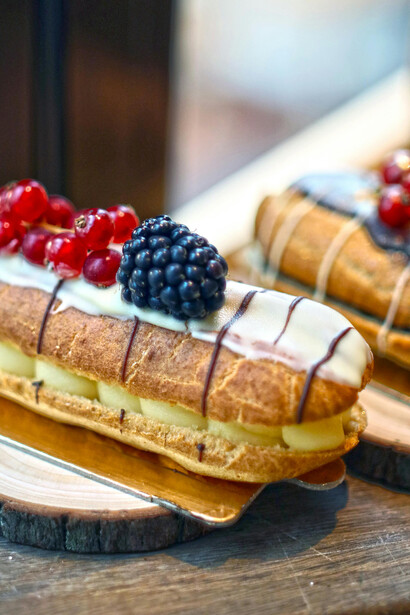 A bolacha champagne nasce na Itália do século XV. Inspirada em biscoitos da corte francesa, a ladyfinger italiana conquista paladares com sua textura leve e sabor delicado