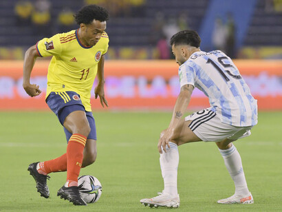 Juan Cuadrado es un futbolista colombiano que juega para la Juventus F. C. de la Serie A de Italia. Es internacional absoluto con la selección de fútbol de Colombia