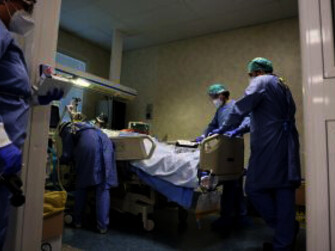 Reparto Covid di terapia intensiva di un ospedale. Due anni di “trincea” per medici e infermieri contro il virus