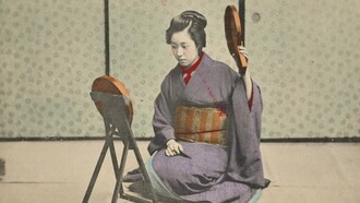 "Mujer con espejos", fotografía postal, 1907-1918