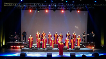Soul Gospel Medellín durante una presentación. El grupo coral trasciende la música, conectando profundamente con las emociones de su audiencia