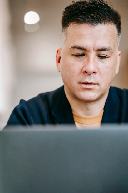 Analise como a explosão tecnológica do ciberespaço influencia a cultura e prepara o terreno para a emergência do metaverso
