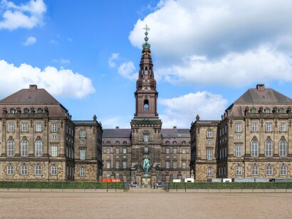 Il Castello di Christiansborg ospita il Parlamento danese ed è l’unico edificio al mondo a contenere i tre poteri dello Stato nello stesso luogo. Copenaghen, Danimarca
