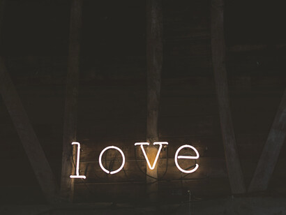 El amor es la luz que ilumina el horizonte